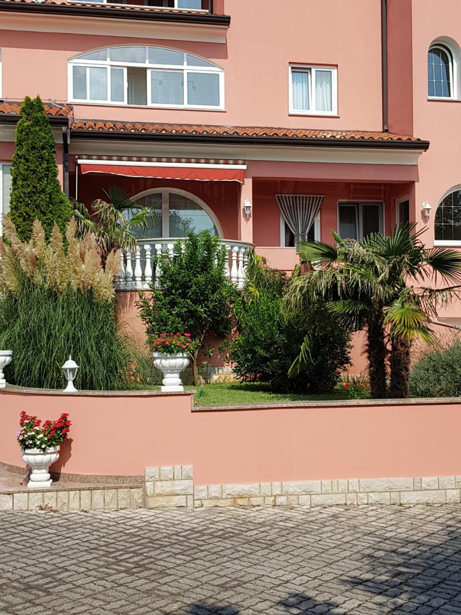 Apartments And Rooms Villa Chiara Krnica Eksteriør bilde