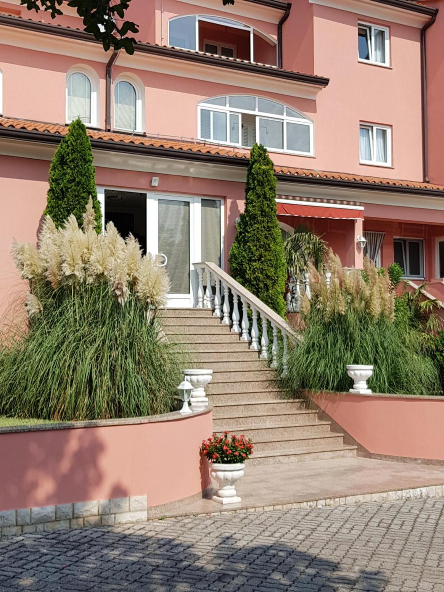 Apartments And Rooms Villa Chiara Krnica Eksteriør bilde